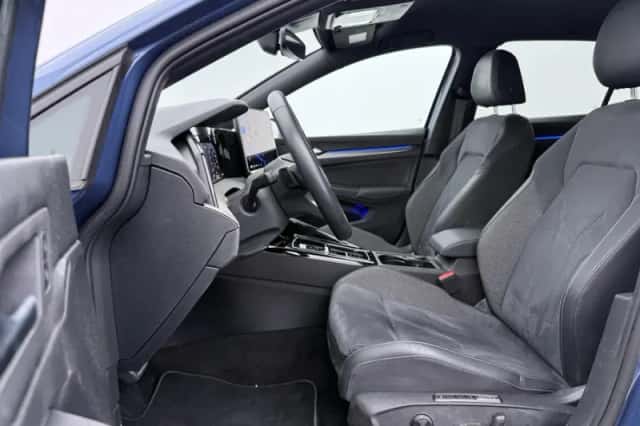Volkswagen Golf (2024) thumbnail 5