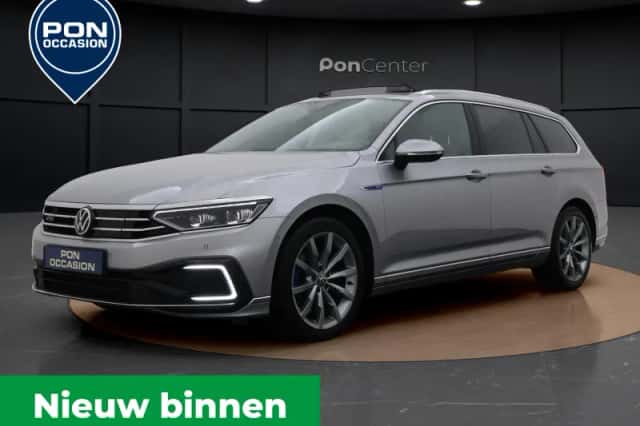 Volkswagen Passat (2022) thumbnail 1