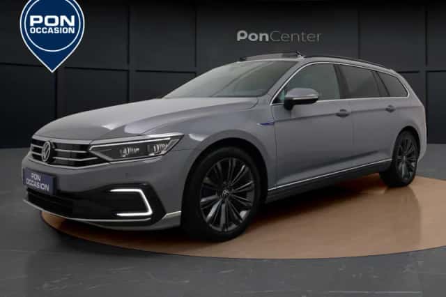 Volkswagen Passat (2022) thumbnail 1