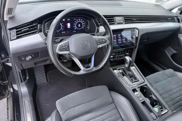 Volkswagen Passat (2022) thumbnail 4