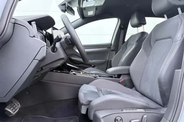 Volkswagen Golf (2024) thumbnail 5