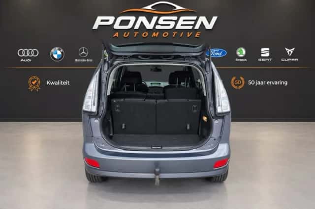 Mazda 5 (2010) thumbnail 5