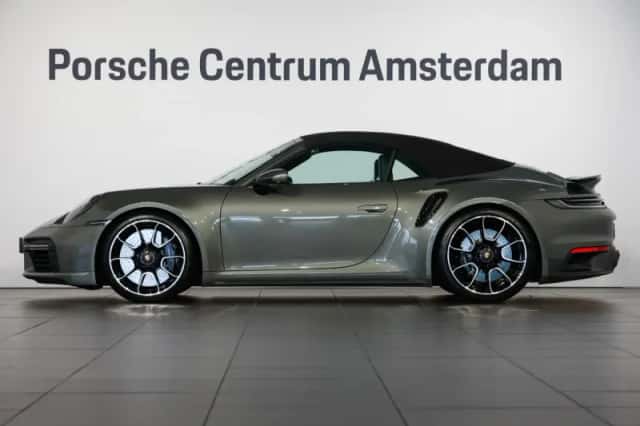 Porsche 911 (2024) thumbnail 2