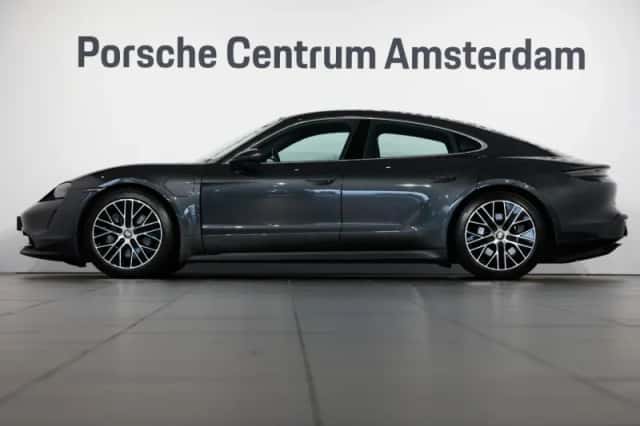 Porsche Taycan (2022) thumbnail 2