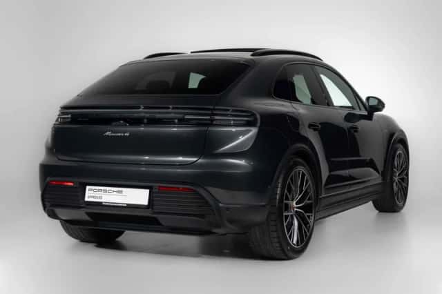 Porsche Macan (2025) thumbnail 2