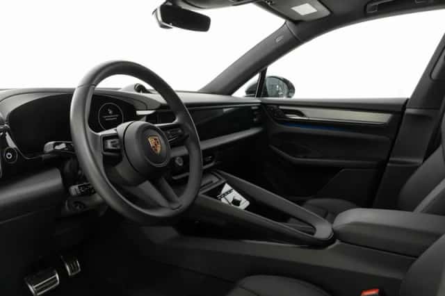 Porsche Macan (2025) thumbnail 3