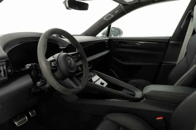 Porsche Macan (2026) thumbnail 3