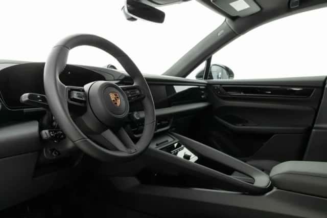 Porsche Macan (2026) thumbnail 3