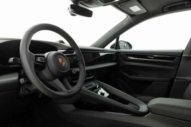 Porsche Macan (2026) thumbnail 3