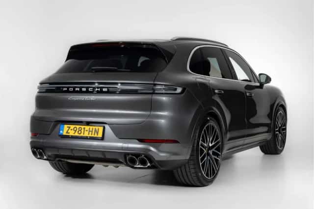 Porsche Cayenne (2024) thumbnail 2
