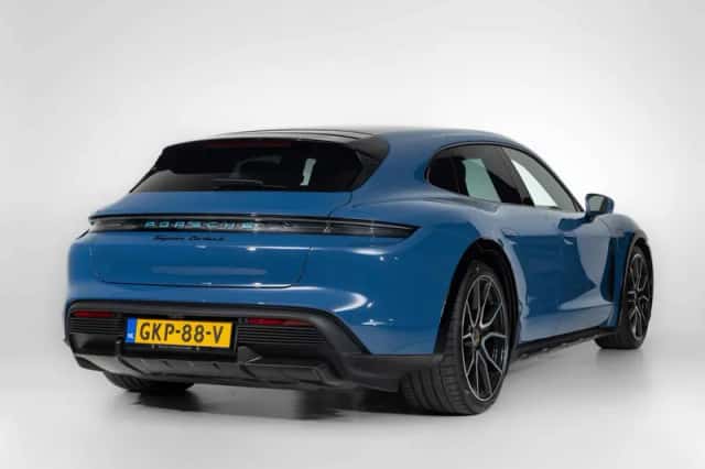 Porsche Taycan (2021) thumbnail 2