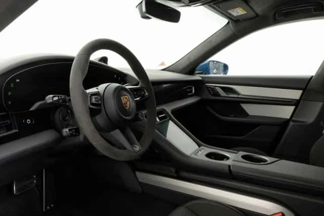 Porsche Taycan (2021) thumbnail 3