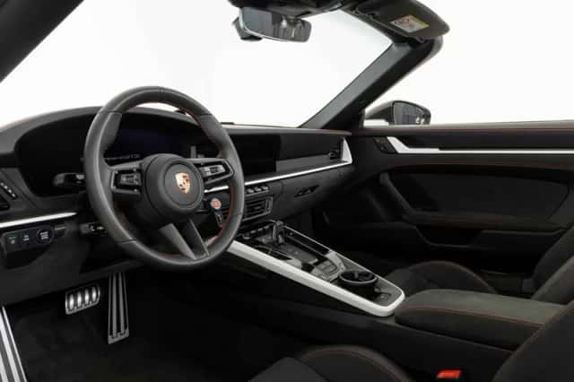 Porsche 911 (2025) thumbnail 3