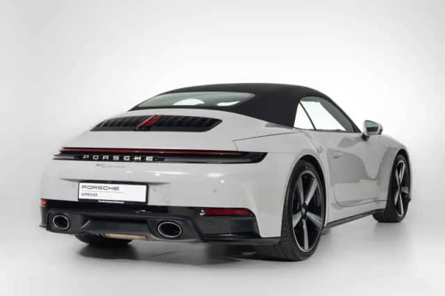 Porsche 911 (2025) thumbnail 2