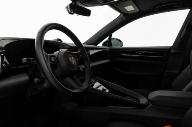 Porsche Macan (2024) thumbnail 3