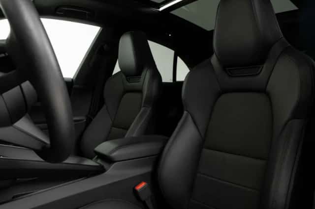 Porsche Macan (2024) thumbnail 4
