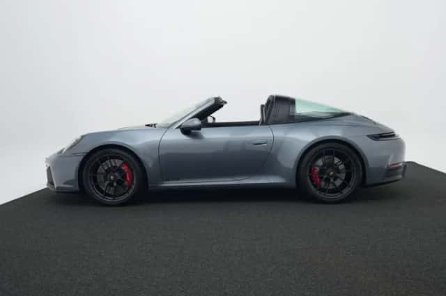 Porsche 911 (2025) thumbnail 2