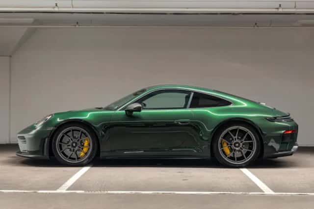 Porsche 911 (2025) thumbnail 2