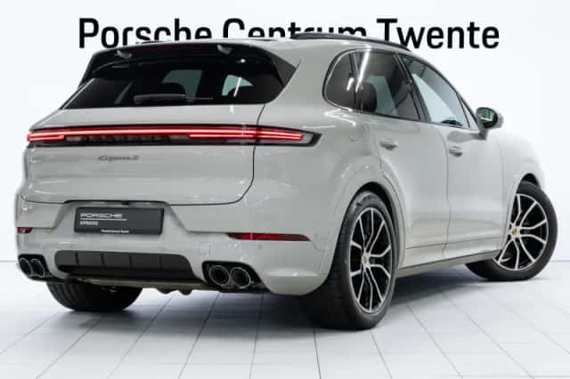 Porsche Cayenne (2025) thumbnail 3