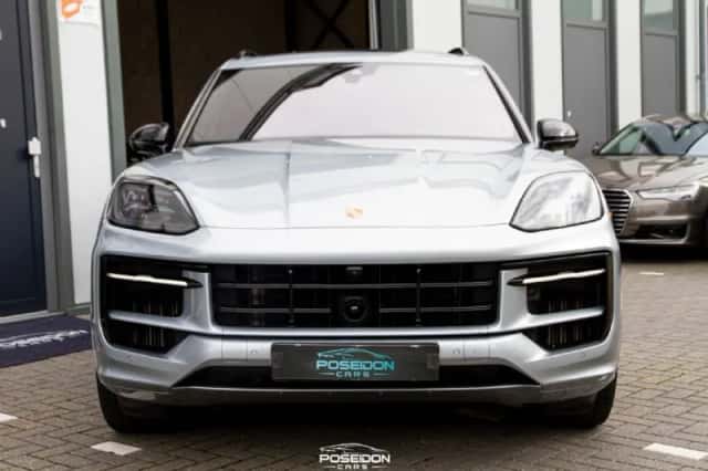 Porsche Cayenne (2023) thumbnail 2