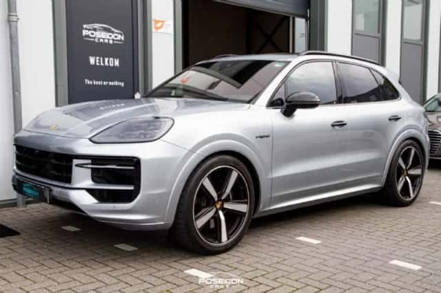 Porsche Cayenne (2023) thumbnail 3