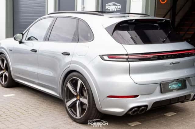 Porsche Cayenne (2023) thumbnail 5