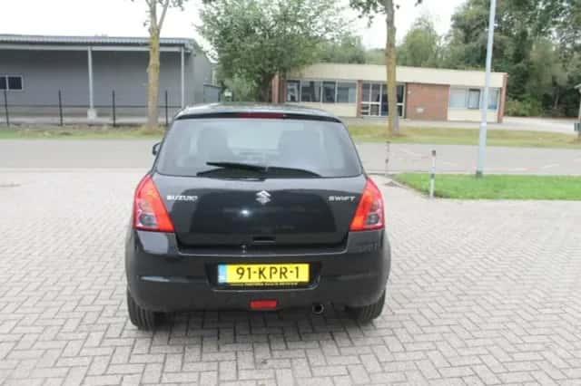 Suzuki Swift (2010) thumbnail 3