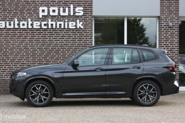 BMW X3 (2022) thumbnail 2