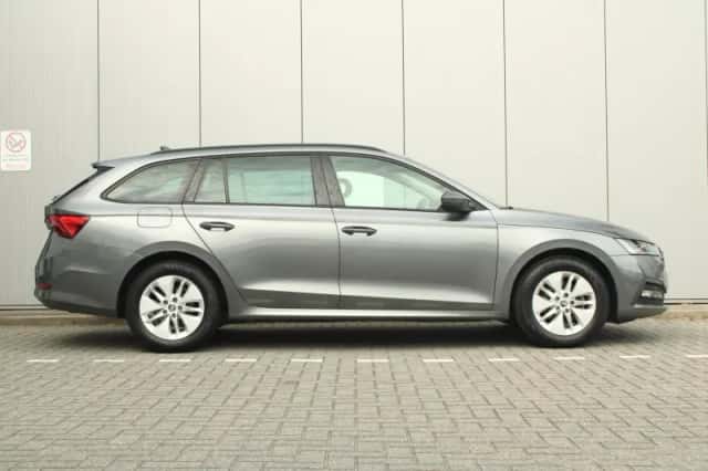 Škoda Octavia (2023) thumbnail 3