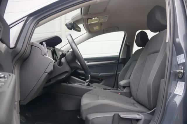 Volkswagen Golf (2024) thumbnail 4