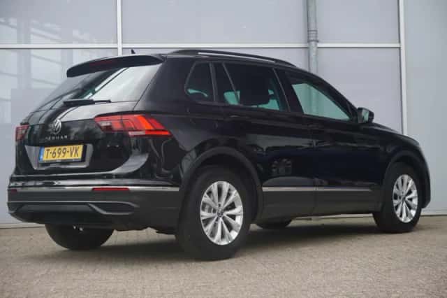 Volkswagen Tiguan (2023) thumbnail 2