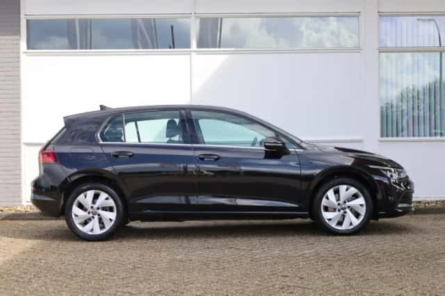 Volkswagen Golf (2022) thumbnail 3
