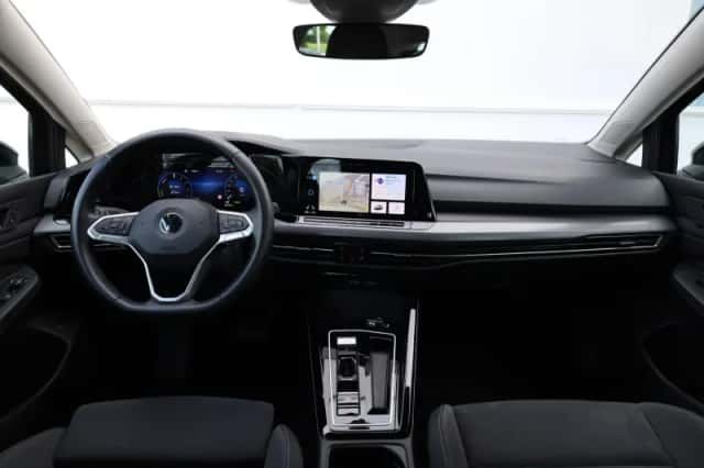 Volkswagen Golf (2022) thumbnail 5