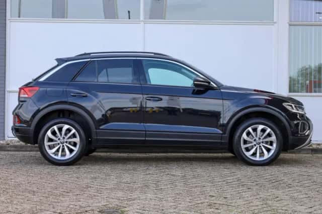 Volkswagen T-Roc (2024) thumbnail 3