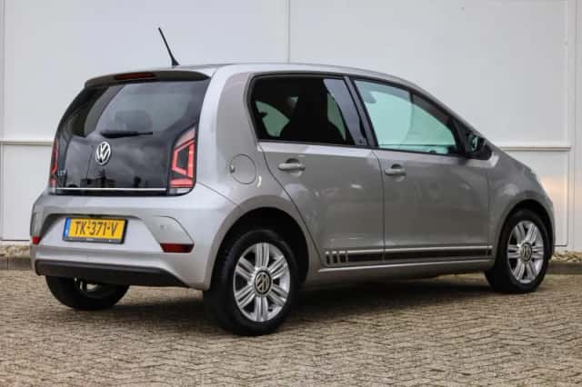 Volkswagen Up! (2018) thumbnail 2