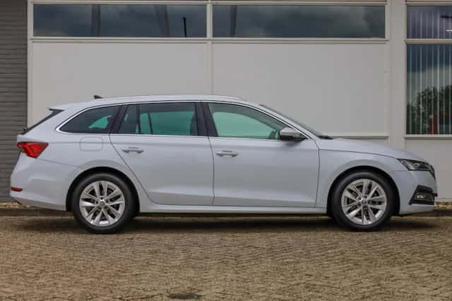 Škoda Octavia (2021) thumbnail 3