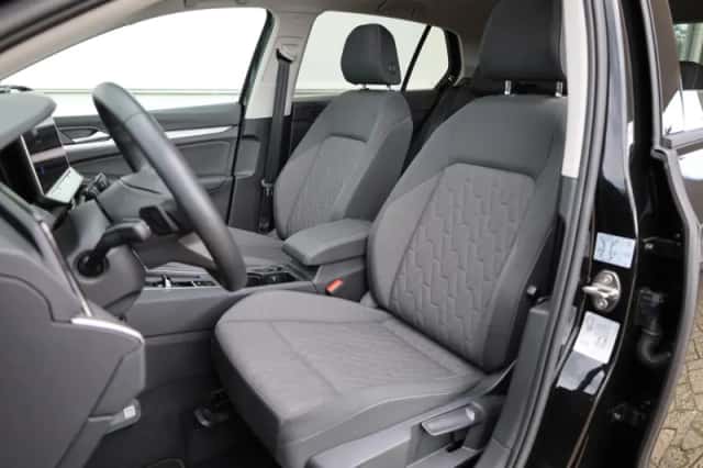 Volkswagen Golf (2026) thumbnail 4
