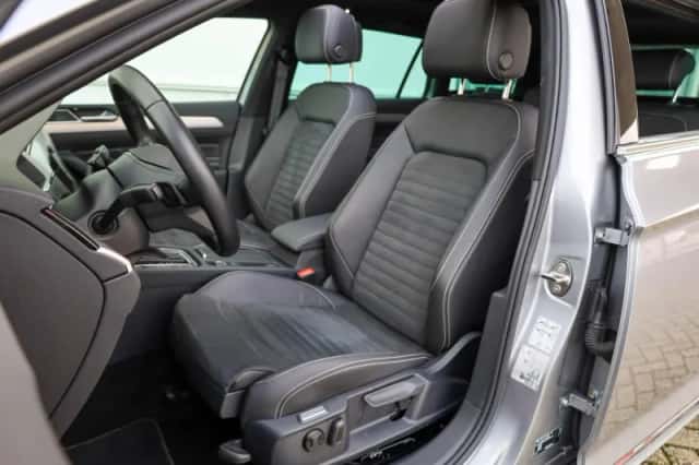 Volkswagen Passat (2023) thumbnail 4