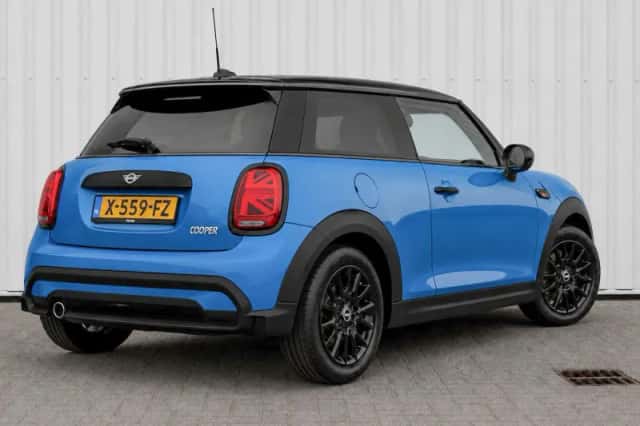 MINI Cooper (2023) thumbnail 2