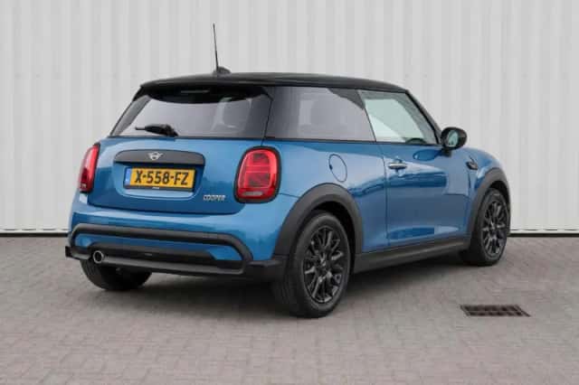 MINI Cooper (2023) thumbnail 2