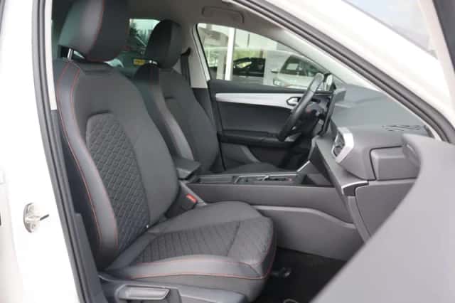 SEAT Leon (2023) thumbnail 4