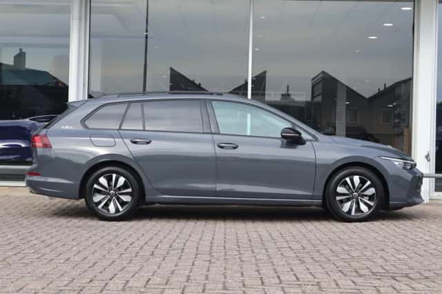 Volkswagen Golf (2025) thumbnail 3