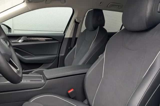 Volkswagen Passat (2025) thumbnail 4