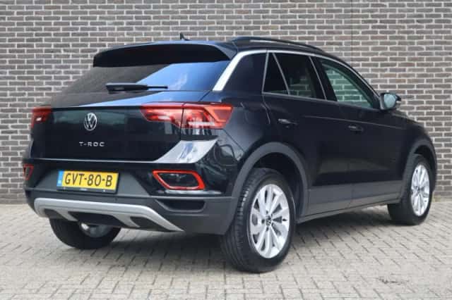 Volkswagen T-Roc (2024) thumbnail 2