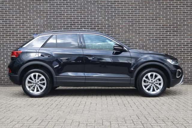 Volkswagen T-Roc (2024) thumbnail 3