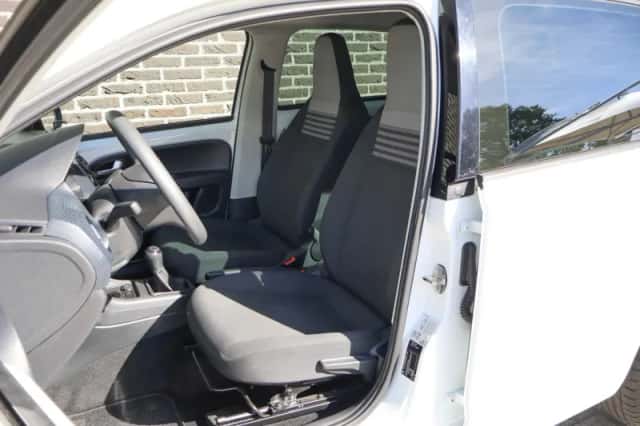 Volkswagen Up! (2020) thumbnail 4