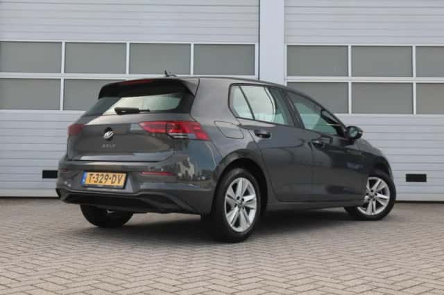 Volkswagen Golf (2023) thumbnail 2