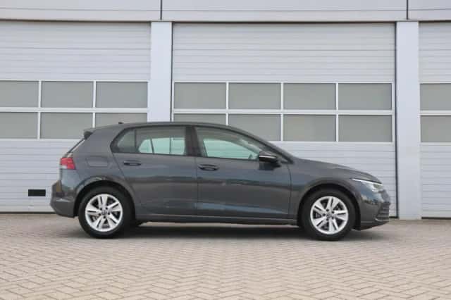 Volkswagen Golf (2023) thumbnail 3