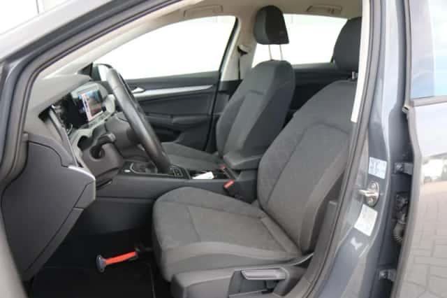 Volkswagen Golf (2023) thumbnail 4