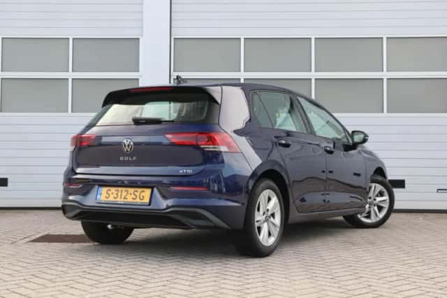 Volkswagen Golf (2023) thumbnail 2